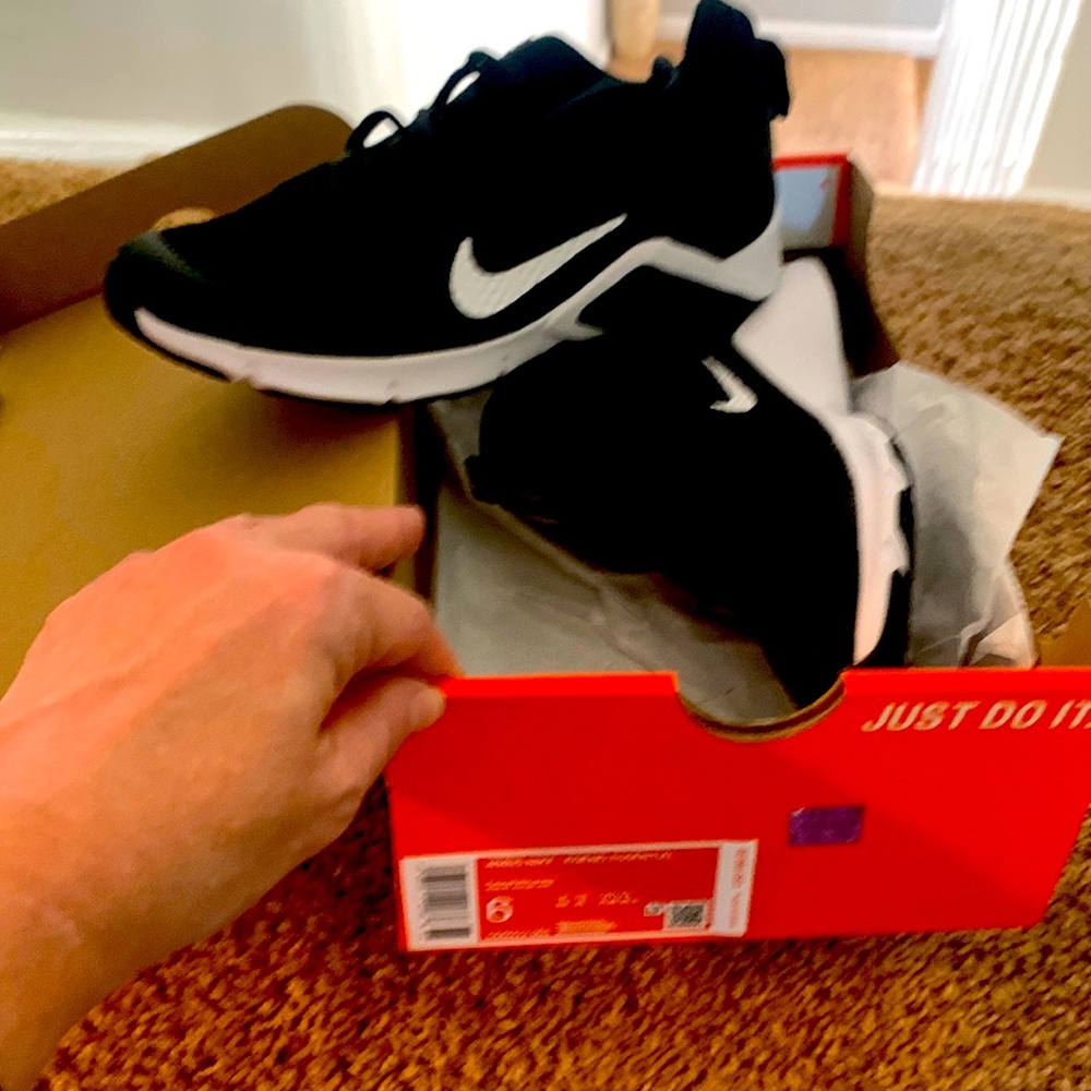 New Nike Womens/Girls size 6 Black and white shoes